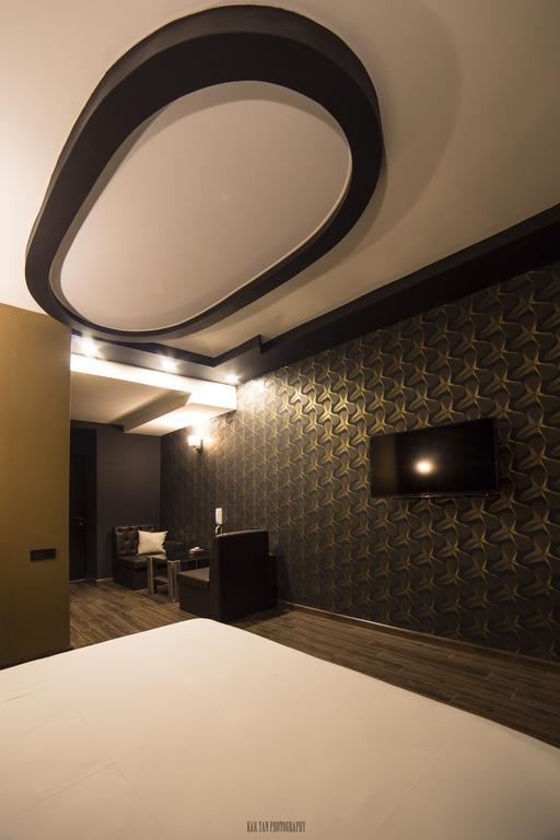 Voyage Hotel Erevan Esterno foto